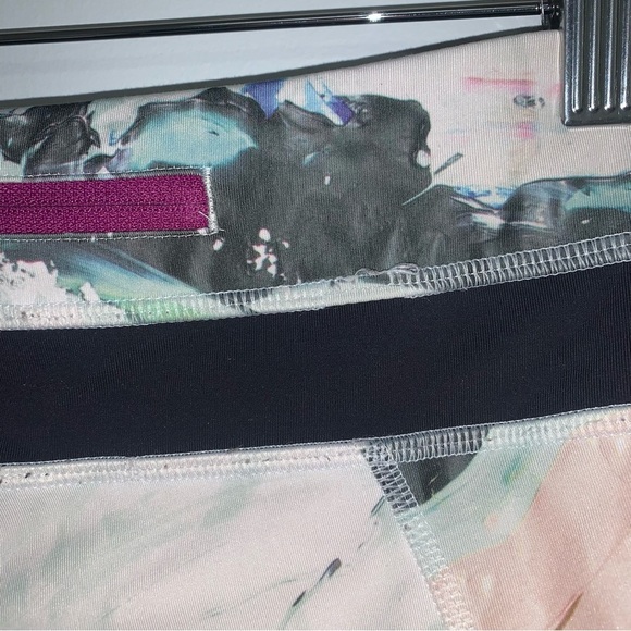 Lululemon Run: Inspire Crop II Leggings Size 6 US White Abstract Luxtreme Capris - Picture 14 of 15